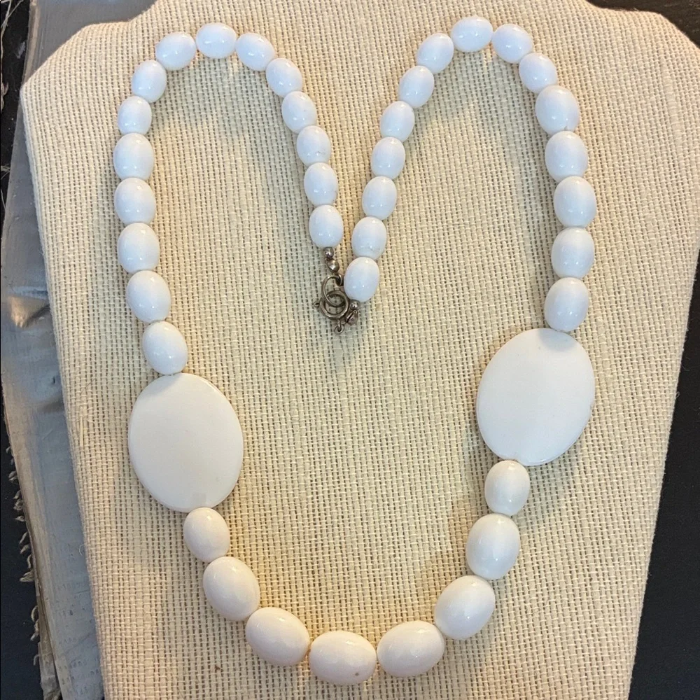 Elegant vintage White Beaded Necklace